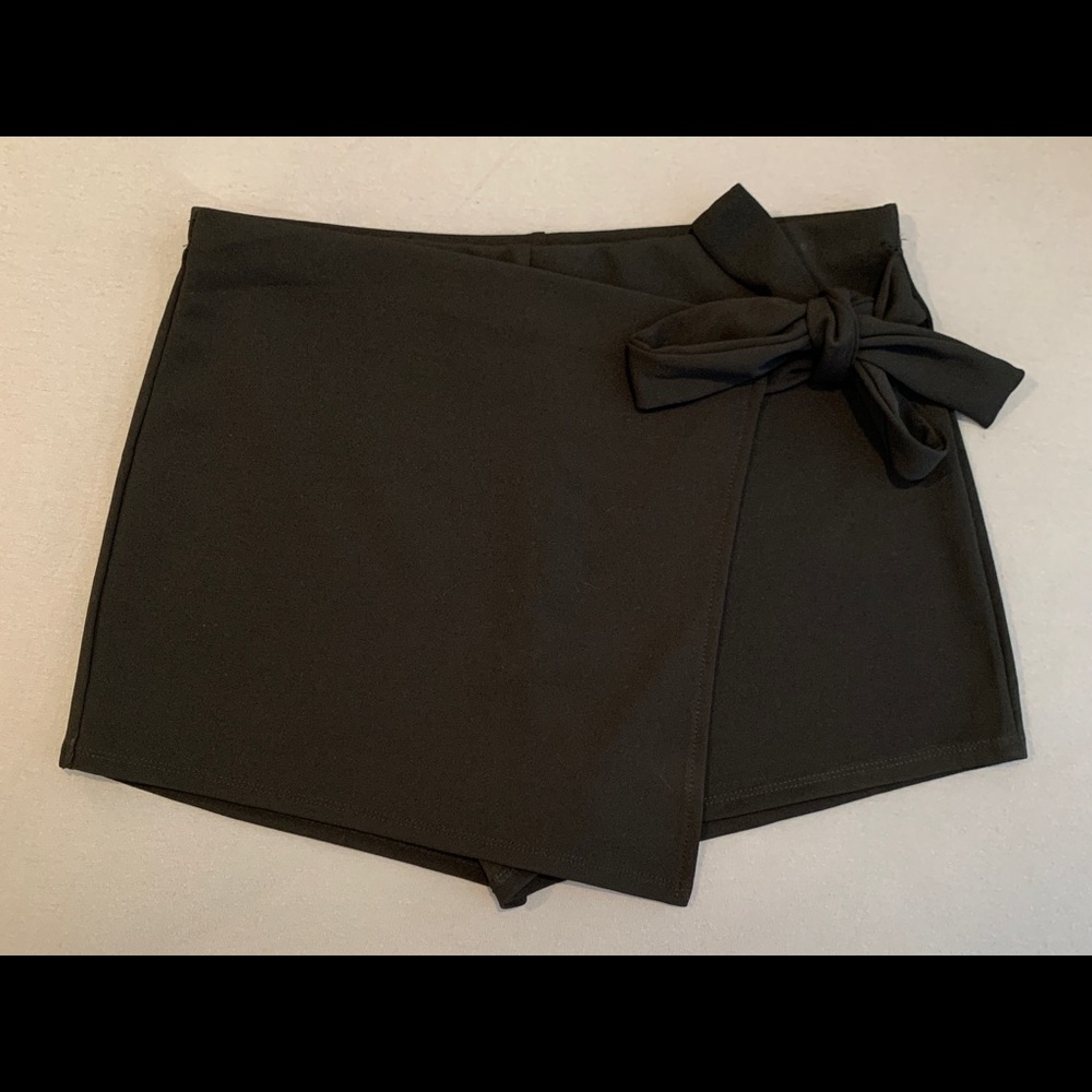 IRIS Black Skort